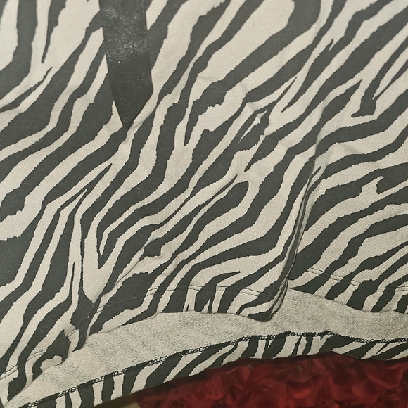 Victoria's Secret Women's Black and White Zebra Crop Hoodie LIKE NEW - Picture 6 of 8